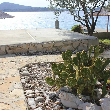Secluded Fisherman's Cove Vitane, Pasman - 8483 * تكون